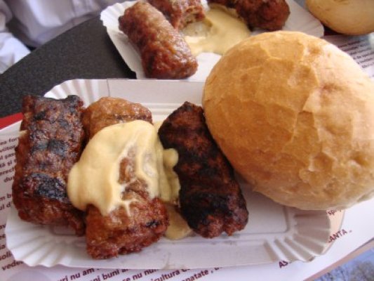 Românii mănâncă 30 de milioane de mici numai de 1 Mai